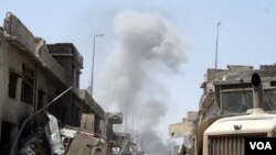 Serangan udara terus menghajar target-target IS di Mosul saat pasukan Irak melawan lusinan mungkin ratusan pejuang yang bertempur dari kawasan sempit di Kota Tua Mosul, daerah bekas kekuasaannya pada 30 Juni 2017 di Mosul, Irak (foto: H. Murdock/VOA)