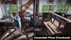 Proses pembuatan piano tradisional Inggris di Cavendish Pianos. (Photo: Facebook/Cavendish Pianos)