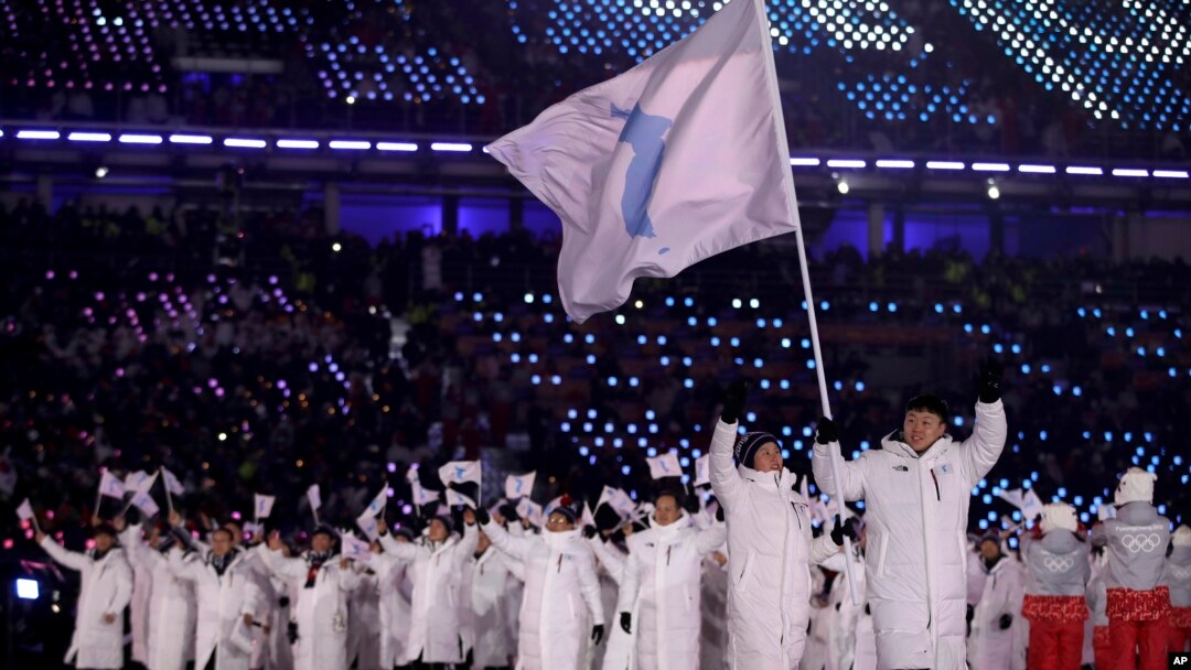 강원도 평창 올림픽스타디움에서 열린 2018 평창동계올림픽 개막식에서 남북한 선수단이 한반도기를 들고 공동입장하고 있다. 