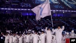 강원도 평창 올림픽스타디움에서 열린 2018 평창동계올림픽 개막식에서 남북한 선수단이 한반도기를 들고 공동입장하고 있다. 