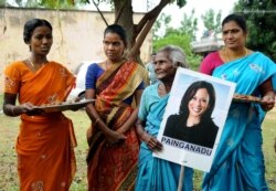 Para perempuan merayakan kemenangan Kamala Harris di Painganadu dekat Desa Thulasendrapuram, desa kelahiran kakek Kamala dari ibunya, di Tamil Nadu, India, Minggu, 8 November 2020.