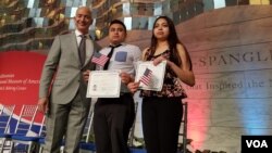 Jezz Bezos, fundador y presidente de Amazon y propietario del Washington Post recibió un reconocimiento de la Institución Smihsonian en el marco de una ceremonia de naturalización. [Foto: Mitzi Macias, VOA].