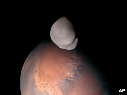 Bulan Mars Deimos terlihat di latar depan. (Badan Antariksa UEA melalui AP)