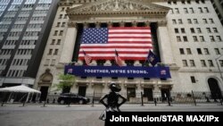 A view of the fearless girl in front of New York Stock Exchange during the coronavirus pandemic on May 27, 2020 in New York City. 