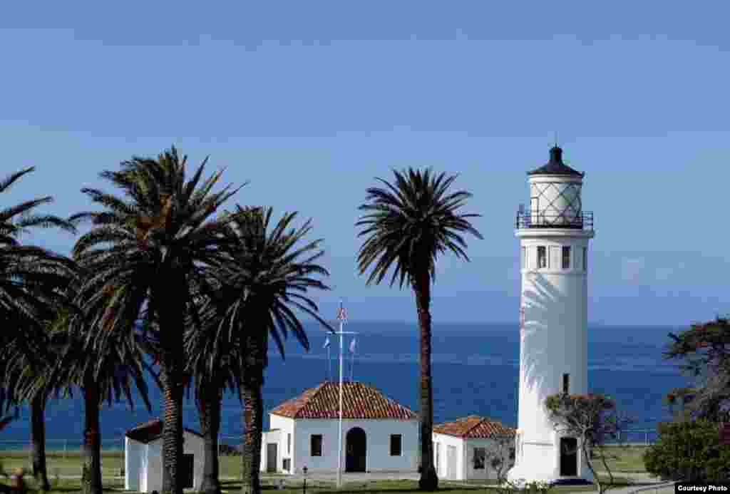 El faro de Point Vicente, en California fe instalado despu&eacute;s que muchos barcos y sus marineros terminaran encallados en las rocosas costas del oce&aacute;no Pac&iacute;fico en el sur del estado. El 1&ordm; de mayo de 1926 la solicitud fue respondid