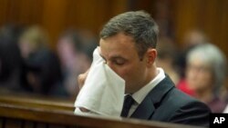 Oscar Pistorius pleure après le verdict de son procès en première instance, à Pretoria, Afrique du Sud, 17 octobre 2014. 