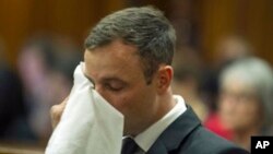 Oscar Pistorius se trouve dans la cour pour le dernier jour des procédures de détermination de la peine où la défense et l'accusation mettront leur arguments pour et contre la peine, à Pretoria, en Afrique du Sud, le vendredi 17 octobre 2014, Pistorius a été reconnu coupable le mois dernier d'homicide dans la mort par balle de sa petite amie Reeva Steenkamp tuée lors de la Saint Valentin 2013.