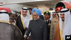 Prime Minister, Dr. Manmohan Singh being received by the Crown Prince of Saudi Arabia His Royal Highness Sultan bin Abdul Aziz Al Saud at King Khalid International Airport- Royal Terminal, Riyadh in Saudi Arabia, 27 Feb 2010