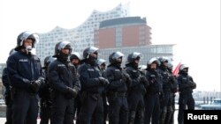 La police allemande déployée lors d’une manifestation contre le sommet du G20 à Hambourg, Allemagne, 7 juillet 2017.