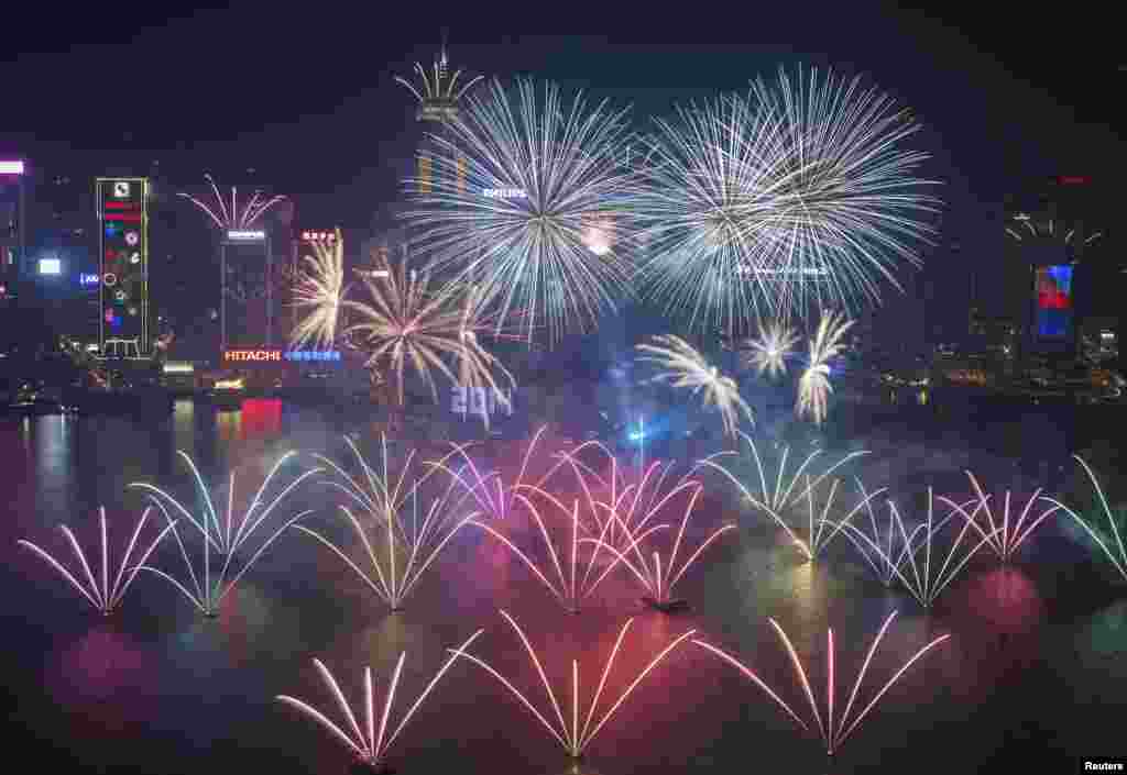 Suasana perayaan tahun baru di Victoria Harbour, Hong Kong.