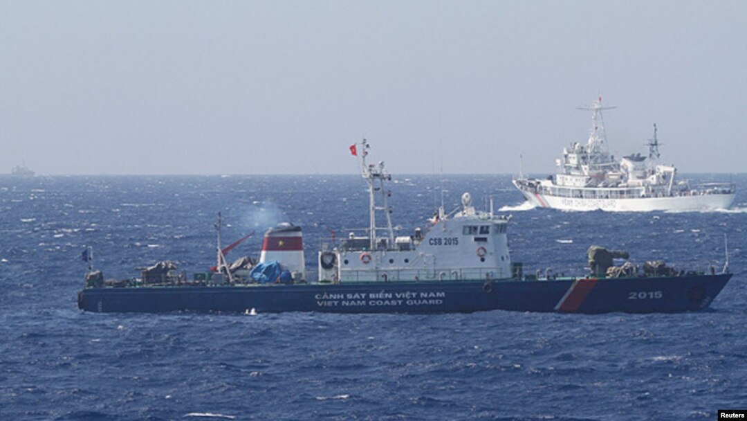 Kapal Vietnam (kiri) terlihat berdekatan dengan kapal pengawas pantai China di Laut China selatan (foto: dok).