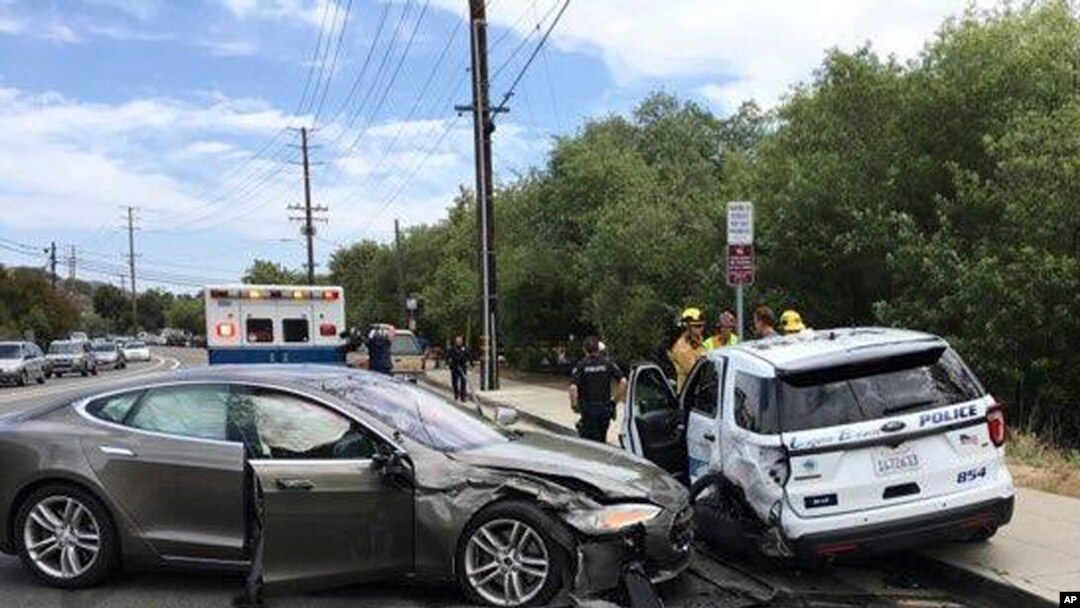 Foto yang dirilis Kepolisian Laguna Beach memperlihatkan sedan Tesla (kiri) dengan sistem kemudi otomatis (autopilot) menabrak mobil polisi, 29 Mei 2018.
