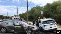 Foto yang dirilis Kepolisian Laguna Beach memperlihatkan sedan Tesla (kiri) dengan sistem kemudi otomatis (autopilot) menabrak mobil polisi, 29 Mei 2018.