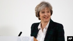 Perdana Menteri Inggris Theresa May berbicara di London (foto: dok).