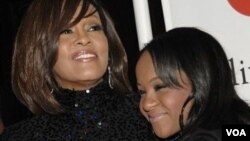 Bobbi Kristina Brown (kanan) bersama ibunya, Whitney Houston di Beverly Hills, California. (Foto: Dok)