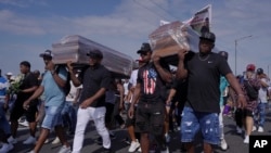 Familiares y amigos sepultan a cuatro menores de edad presuntamente asesinados por las fuerzas de seguridad de Ecuador, en Guayaquil, el 1 de enero de 2025.