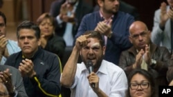 En esta fotografía de archivo del 5 de abril de 2017, el legislador opositor Juan Requesens habla en la Asamblea Nacional, en Caracas, Venezuela. Requesens fue enviado a arresto domiciliario el 28 de agosto tras más de dos años en prisión.