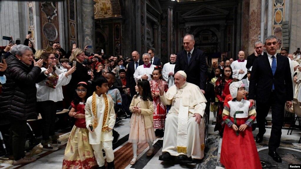 24일 바티칸의 성 베드로 대성당에서 성탄절 전야 미사를 집전한 프란치스코 교황