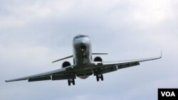 FILE - A passenger plane taking off from Reagan National airport in Washington, DC. (VOA/Brian Allen)