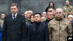 Президент Украины Владимир Зеленский. Слева – министр обороны Украины Андрей Загороднюк, справа – глава генштаба вооруженных сил страны Руслан Хомчак (архивное фото) 