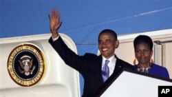 U.S. President Barack Obama and first lady Michelle Obama step off Air Force One as they arrive at London's Stansted Airport, May 23, 2011