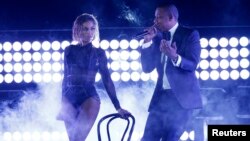 Beyonce and her husband Jay-Z perform at the 56th annual Grammy Awards in Los Angeles, California, Jan. 26, 2014. 