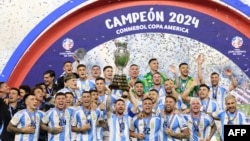 El número 10 de Argentina, Lionel Messi, levanta el trofeo mientras celebra la victoria en la final de la Copa América Conmebol 2024 en el Hard Rock Stadium, en Miami, Florida, el 14 de julio de 2024.