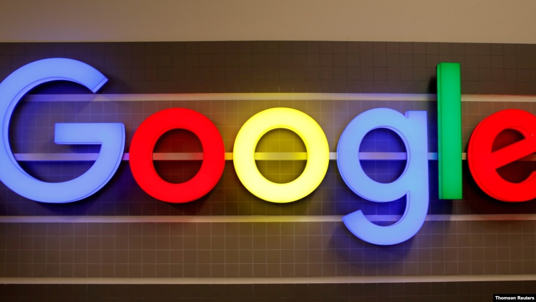 Se ve un logotipo de Google iluminado dentro de un edificio de oficinas en Zúrich. [Foto de archivo]