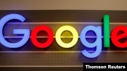Se ve un logotipo de Google iluminado dentro de un edificio de oficinas en Zúrich. [Foto de archivo]