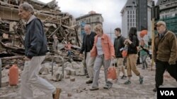 Pobladores de Christchurch caminan en medio de los escombros en el centro de la ciudad, buscando ayuda y noticias de familiares y amigos.