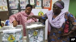 Women cast their votes during a local government election in Nigeria's commercial capital Lagos October 22, 2011. Lagos state Independent Electoral Commission registered 6.2 million voters who took part to elect leaders for 20 local government areas in Ni