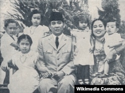 Keluarga Presiden Pertama Republik Indonesia, Soekarno, tahun 1952. Searah jarum jam: Soekarno, Sukmawati, Fatmawati, Guruh, Megawati, Guntur, Rachmawati. (Wikipedia)