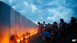 Des bougies ont été allumées pour les victimes des passagers du vol 93 à Shanksville, Pennsylvania, le 10 septembre 2016.