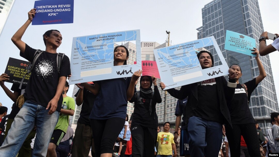 Aksi unjuk rasa menuntut investigasi kasus korupsi e-KTP di Jakarta, Maret 2017 (Foto dok: Antara). 