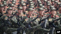 Soldados marchan durante un desfile militar para celebrar el 105 aniversario del nacimiento de Kim II Sung, el último fundador del país y abuelo del actual líder Kim Jong Un.