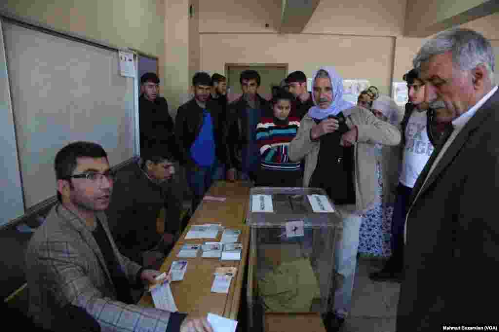 Turkey heads to the polls to cast vote in constitutional referendum - Diyarbakir