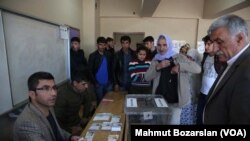 Turkey heads to the polls to cast vote in constitutional referendum - Diyarbakir