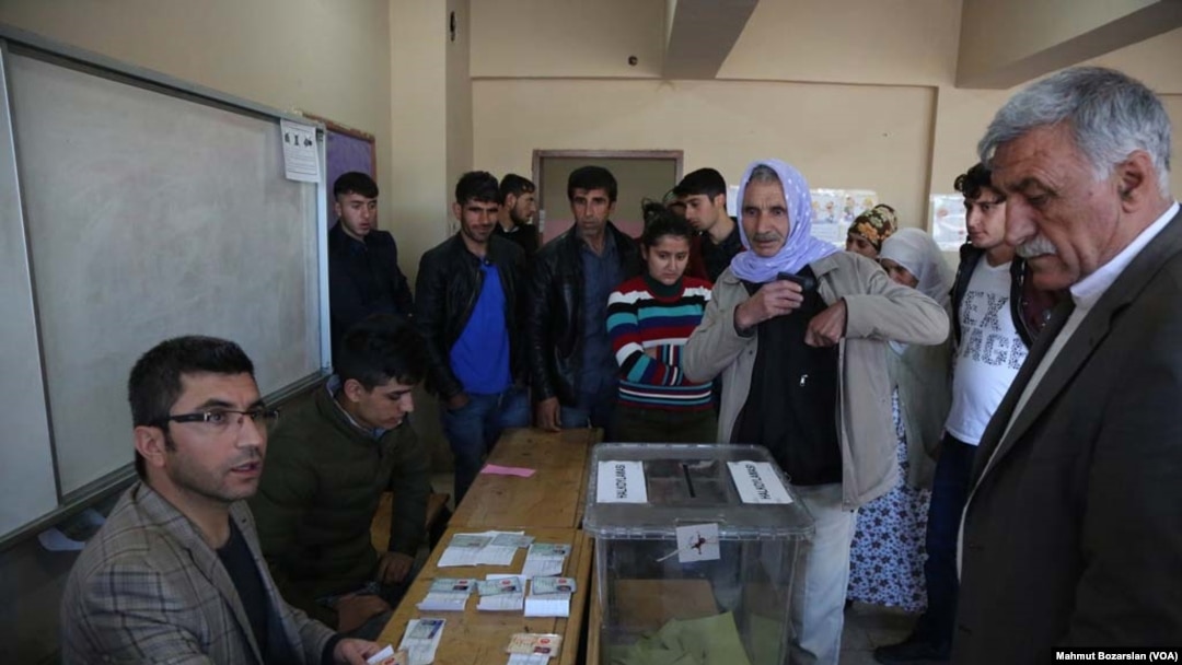 Turkey heads to the polls to cast vote in constitutional referendum - Diyarbakir