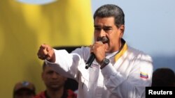 Presiden Venezuela Nicolas Maduro berbicara di depan pendukungnya yang menggelar rapat umum di Caracas (3/8). 