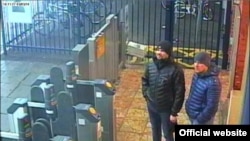 Dua orang yang diduga memiliki keterlibatan dengan serangan di Salisbury, Inggris, Alexander Petrov and Ruslan Boshirov, terlihat dalam rekaman kamera CCTV, 3 Maret 2018. (Foto: dok).