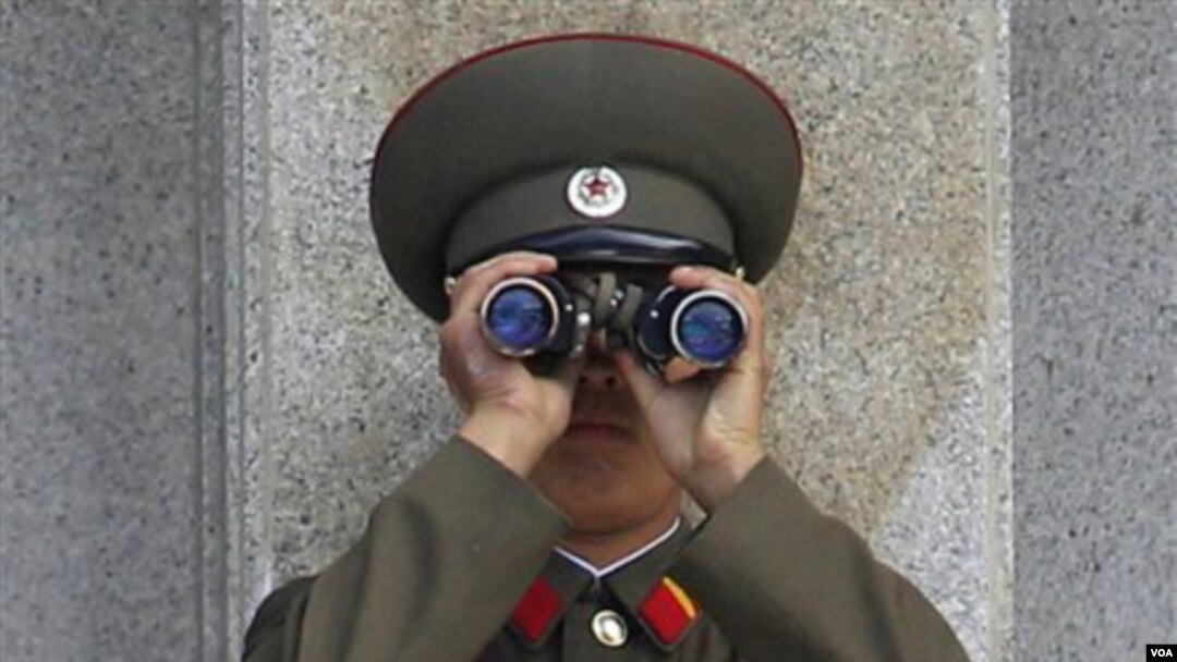 Tentara Korea Utara yang bertugas di dekat perbatasan kedua Korea.