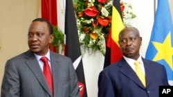 Le président ougandais Yoweri Museveni, à droite, et son homologue kényan, Uhuru Kenyatta, à gauche, lors de la cérémonie de la signature de l’accord de chemin de fer avec la Chine au State House à Nairobi, Kenya, 11 mai 2014. 