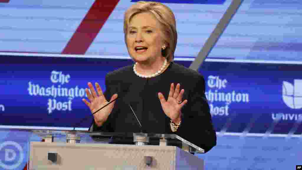 L'ancienne secrétaire d'Etat Hillary Clinton prend la parole durant le débat démocrate à Miami, le 9 mars 2016.