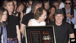 AC/DC (dengan Malcolm Young) diterima di The Hollywood Rock Walk Guitar Center di Hollywood.