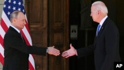 Président Joe Biden (D) ya Etats-Unis na président Vladimir Putin na bokutani na 'Villa la Grange', in Génève, Suisse, 16, juin2021. 