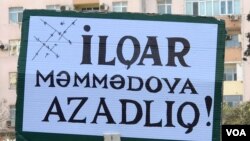 Milli Şuranın Bakıda «Talana son!» şüarları ilə mitinqində üzərində "İlqar Məmmədova Azadlıq" yazılmış plakat