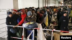 Des migrants font la queue à l'extérieur du bureau de la santé et des affaires sociales (LAGESO) pour s'y faire enregistrer, à Berlin, Germany, 9 décembre 2015.