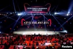 중국 최대 전자상거래 기업 알리바바가 11일 단 하루 동안 300억 달러가 넘는 매출을 기록했다.