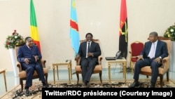 Denis Sassou Nguesso, président du Congo-Brazzaville, à gauche, Joao Manuel Gonçalves Lourenço de l’Angola, à droite, et Joseph Kabila, de la RDC, lors d’une tripartite à Kinshasa, RDC, 14 février 2018. (Twitter/RDC présidence)