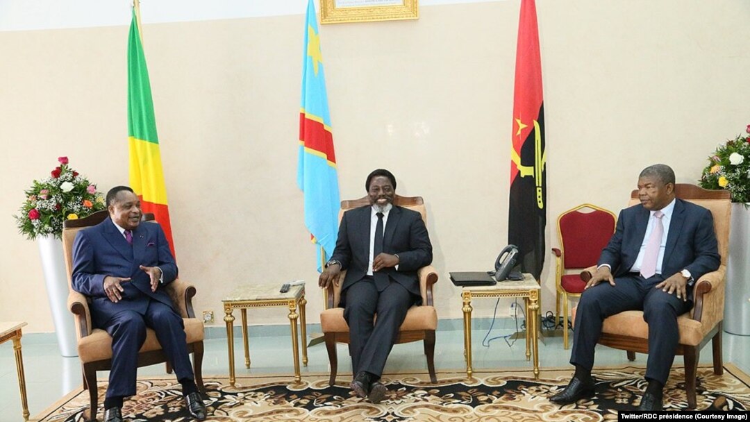 Denis Sassou Nguesso (esq), João Lourenço (cen) e Joseph Kabila (dir) em Kinshasa